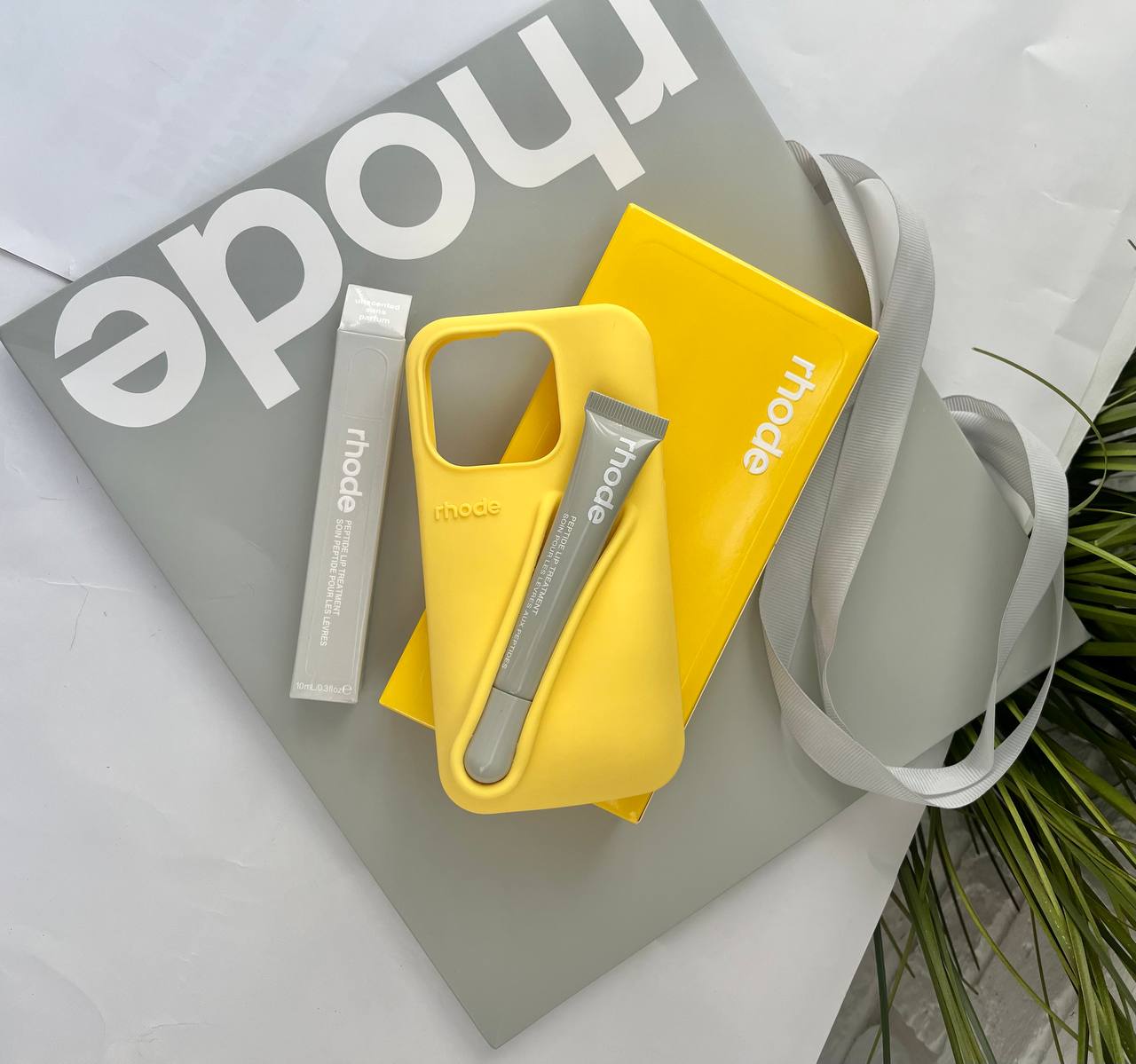 Оригінальний чохол Rhode Lemontini з блиском для губ на iPhone 13